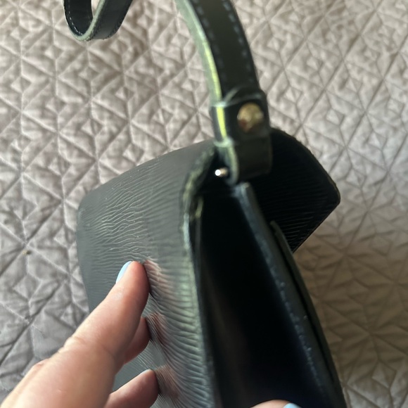 🔥 💯 Authentic Louis Vuitton Epi Pouchette🔥 - Picture 7 of 8